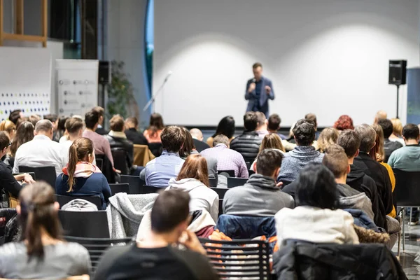 Palestrante de negócios dando uma palestra em evento de conferência de negócios. — Fotografia de Stock