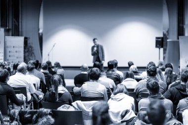 İş konferansı etkinliği hakkında sunum yapan erkek turist.