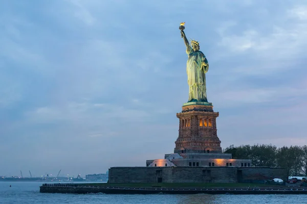 Freiheitsstatue in der Abenddämmerung, New York City, USA — Stockfoto