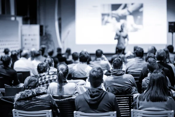 Ponente público masculino dando presentación sobre evento de conferencia de negocios . — Foto de Stock