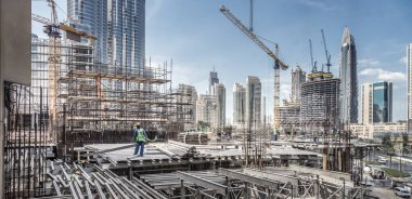 Modern soyutlama sahasında çalışan işçiler Dubai 'de çalışıyor. Hızlı kentsel gelişim kutsandı