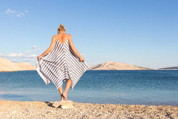 Gelukkig zorgeloze vrouw genieten van late namiddag wandelen op wit gepeuterd strand op Pag eiland, Kroatië — Stockfoto
