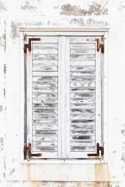 Witte verweerde verroeste houten raamluiken. — Stockfoto