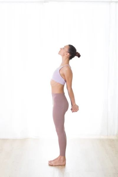 Retrato de una hermosa joven deportista activa que practica ejercicios de respiración en un estudio de yoga. Estilo de vida activo saludable, ejercicio en interiores en el gimnasio — Foto de Stock