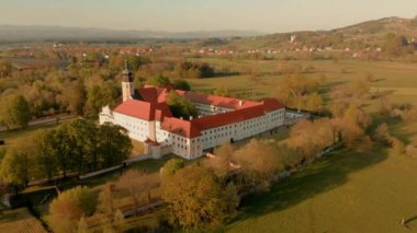 Kostanjevica na Krki adlı manastırın hava görüntüleri, Kostanjevica Kalesi, Slovenya ve Avrupa olarak atandı.