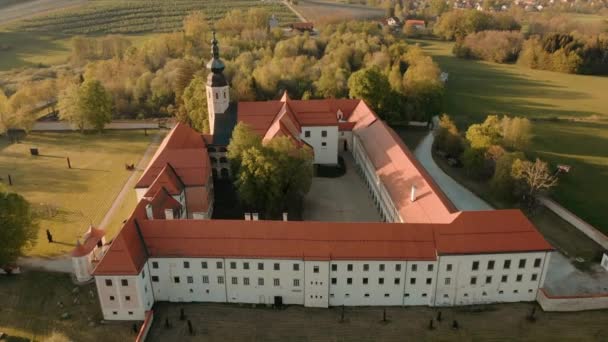 Flygbilder av Cisterciaklostret Kostanjevica na Krki, hemtrevligt utsett till slottet Kostanjevica, Slovenien, Europa — Stockvideo