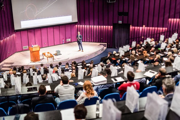 Spreker geeft presentatie over zakelijke conferentie evenement. — Stockfoto