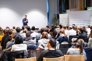 İş konuşmacısı iş konferansında konuşma yapacak..