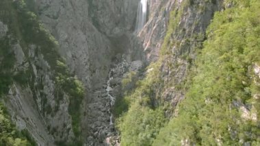 Triglav Ulusal Parkı 'ndaki 106 metrelik Boka Şelalesi' nde çarpıcı, sinematik bir dron çekimi..