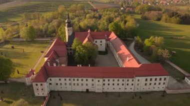 Kostanjevica na Krki adlı manastırın hava görüntüleri, Kostanjevica Kalesi, Slovenya ve Avrupa olarak atandı.