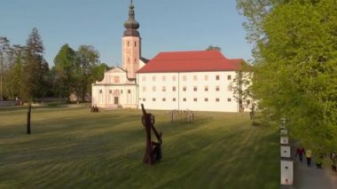 Kostanjevica na Krki adlı manastırın hava görüntüleri, Kostanjevica Kalesi, Slovenya ve Avrupa olarak atandı.
