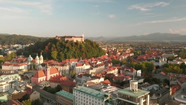 Cityscape of Ljubljana, Sloveniens huvudstad, sent på eftermiddagen ljus. Stockfilm