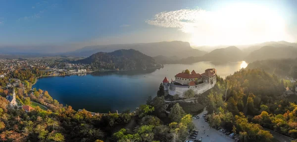 Légi panorámás kilátás a Bled-tóra és a Bled-kastélyra, Szlovéniára, Európára. Légi drón fotózás. — Stock Fotó