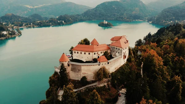 Vista aérea do Lago Bled e do castelo de Bled, Eslovénia, Europa. Fotografia de drones aéreos. — Fotografia de Stock