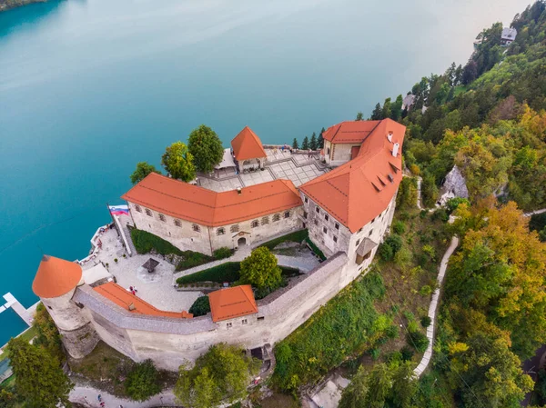 Luchtfoto van het meer van Bled en het kasteel van Bled, Slovenië, Europa. Luchtfotografie met drone. — Stockfoto
