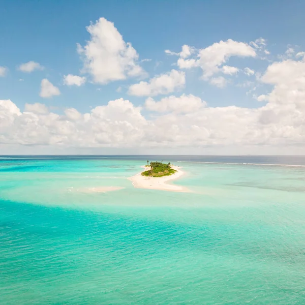 Imagine la playa perfecta y la laguna turquesa en una pequeña isla tropical en Maldivas — Foto de Stock