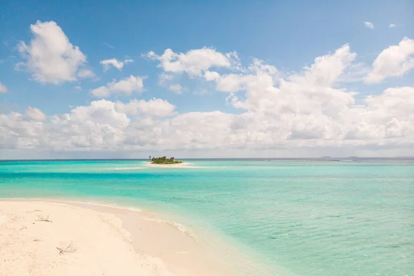 Obraz doskonała plaża i turkusowa laguna na małej tropikalnej wyspie na Malediwach — Zdjęcie stockowe