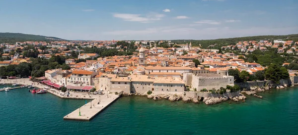 Widok z lotu ptaka śródziemnomorskich przybrzeżnych stare miasto Krk, wyspa Krk, Chorwacja, UE — Zdjęcie stockowe