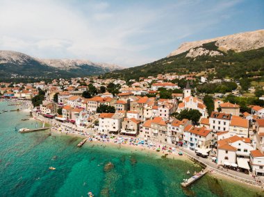 Hava panoramik Baska Town, popüler turistik destinasyon Island Krk, Hırvatistan, Avrupa.