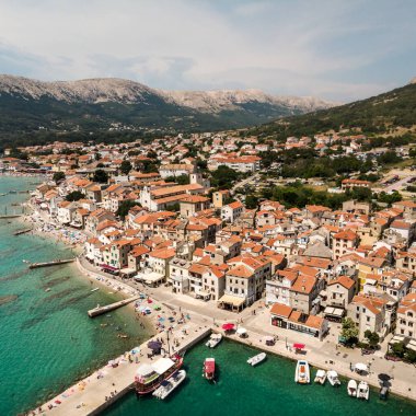 Hava panoramik Baska Town, popüler turistik destinasyon Island Krk, Hırvatistan, Avrupa.