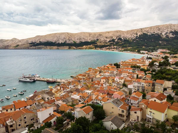 Vista panorâmica aérea da cidade de Baska, destino turístico popular na ilha Krk, Croácia, Europa . — Fotografia de Stock