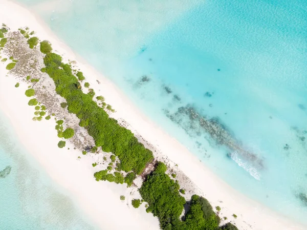 Aerial drone kilátás kép tökéletes strand és türkiz lagúna a kis trópusi sziget Maldív-szigeteken — Stock Fotó