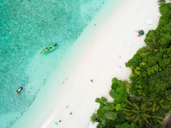 Aerial drone kilátás kép tökéletes strand és türkiz lagúna a kis trópusi sziget Maldív-szigeteken — Stock Fotó