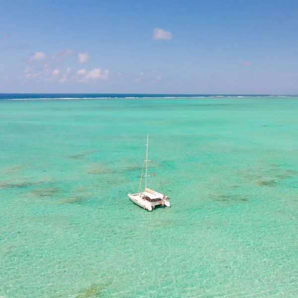 Catamaran sailing boat in turquoise sea lagoon on tropial Mauritius island. Aerial, drone view. — Stock fotografie