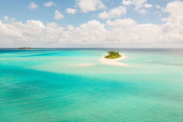 Picture perfect beach and turquoise lagoon on small tropical island on Maldives — Stock Photo, Image