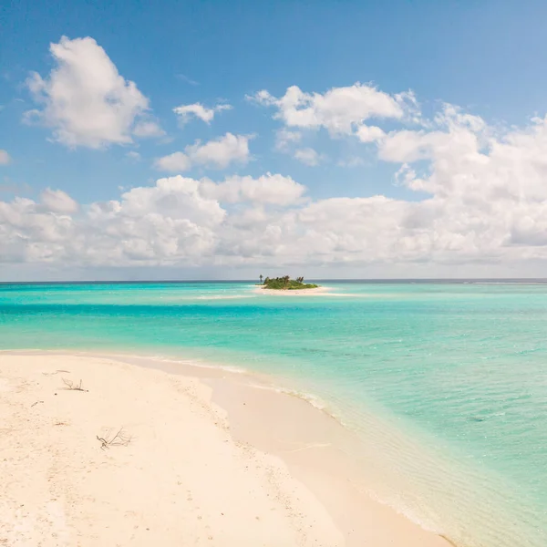 Bilderbuchstrand und türkisfarbene Lagune auf kleiner tropischer Insel auf den Malediven — Stockfoto