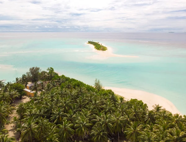 Aerial drone view of picture perfect beach and turquoise lagoon on small tropical island on Maldives — Stock Photo, Image