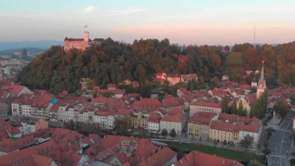 Gród miasta Lublana, stolica Słowenii o zachodzie słońca. — Wideo stockowe