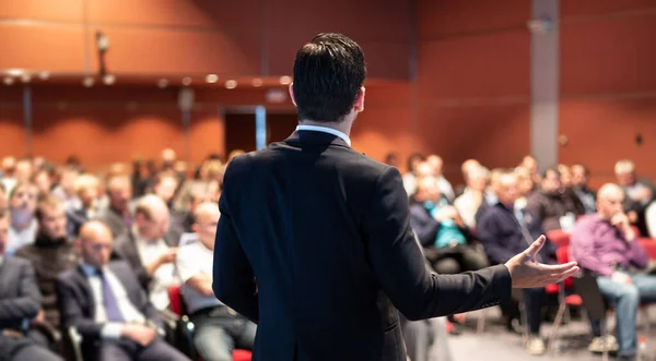 Prelegent na konferencji biznesowej i prezentacji. — Zdjęcie stockowe