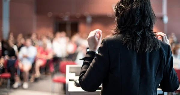 Ponente público dando charla en evento de negocios. — Foto de Stock