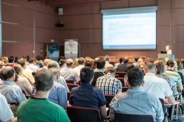 Vrouw geeft presentatie in collegezaal op de universiteit. — Stockfoto