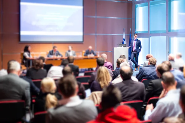 Ponente presentando conferencia de negocios científicos. — Foto de Stock