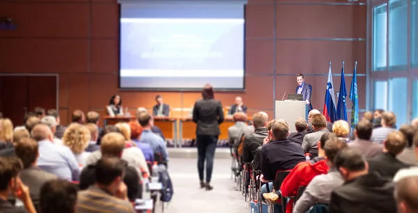 Referent hält Vortrag auf wissenschaftlicher Wirtschaftskonferenz. — Stockfoto