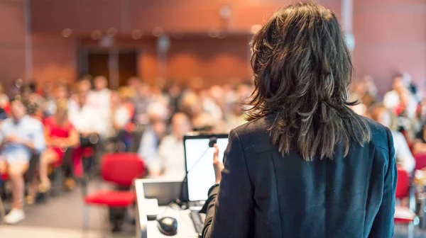 Mulher oradora pública dando palestra no evento de negócios . — Fotografia de Stock