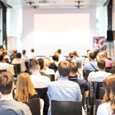 Kurumsal iş konferansı etkinliğinde iş konuşması.