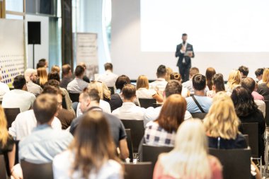 Erkek iş konuşmacısı iş konferansında bir konuşma yapıyor.