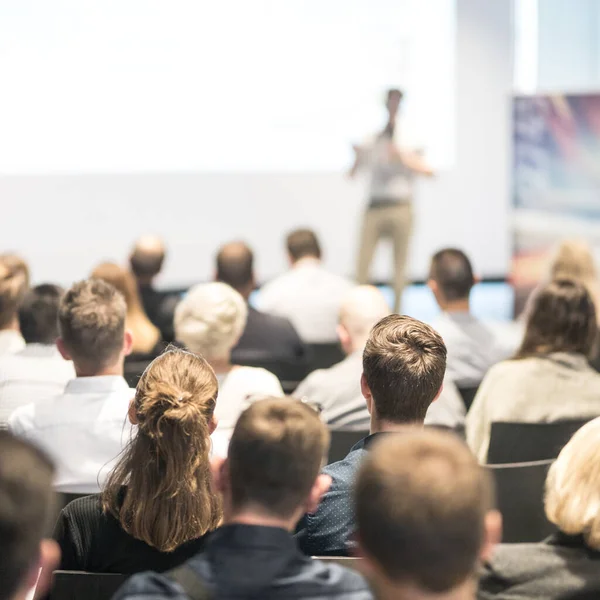 Männlicher Unternehmenssprecher hält einen Vortrag auf einer Konferenz. — Stockfoto