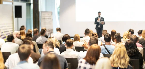 Männlicher Unternehmenssprecher hält einen Vortrag auf einer Konferenz. — Stockfoto