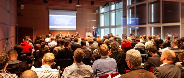 Spreker geeft presentatie over zakelijke conferentie vergadering. — Stockfoto