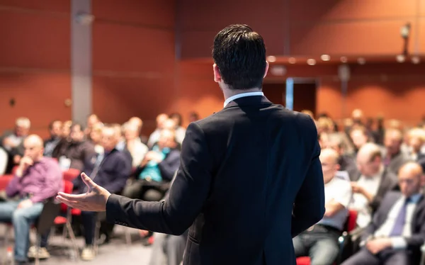 Relatore che tiene un discorso alla riunione della conferenza aziendale. — Foto Stock