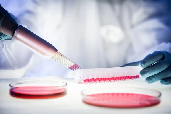 Detail of scientist working in the corona virus vaccine development laboratory research with a highest degree of protection gear. — Stock Photo, Image