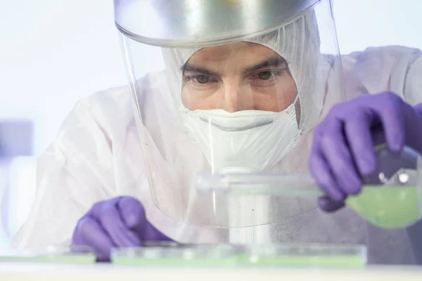 Ученый, работающий в лаборатории по разработке коронных вирусных вакцин. — стоковое фото