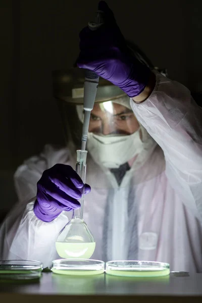 Scientist working in corona virus vaccine development laboratory research facility. — Stock Photo, Image