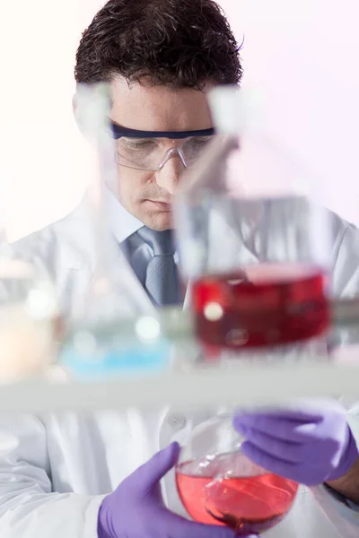 Chemist in chemical laoratory searching for the right solution. — Stock Photo, Image
