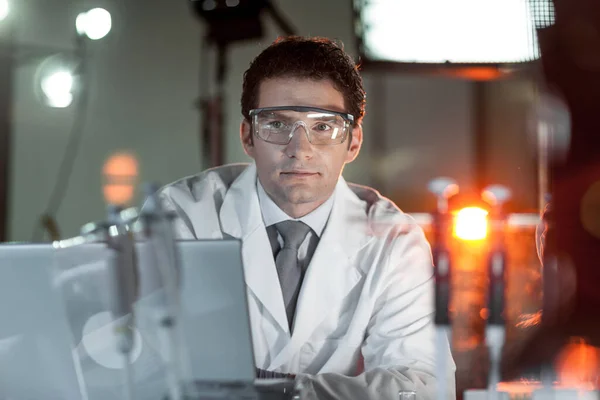 Portrait of an engineer in his working environment. — Stock Photo, Image