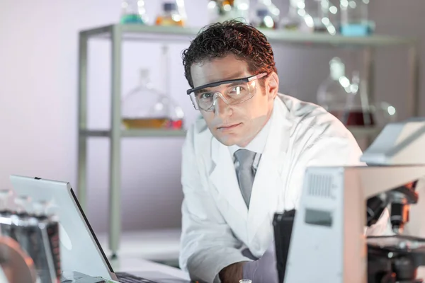 Portrait of a helth care professional in laboratory. — Stock Photo, Image